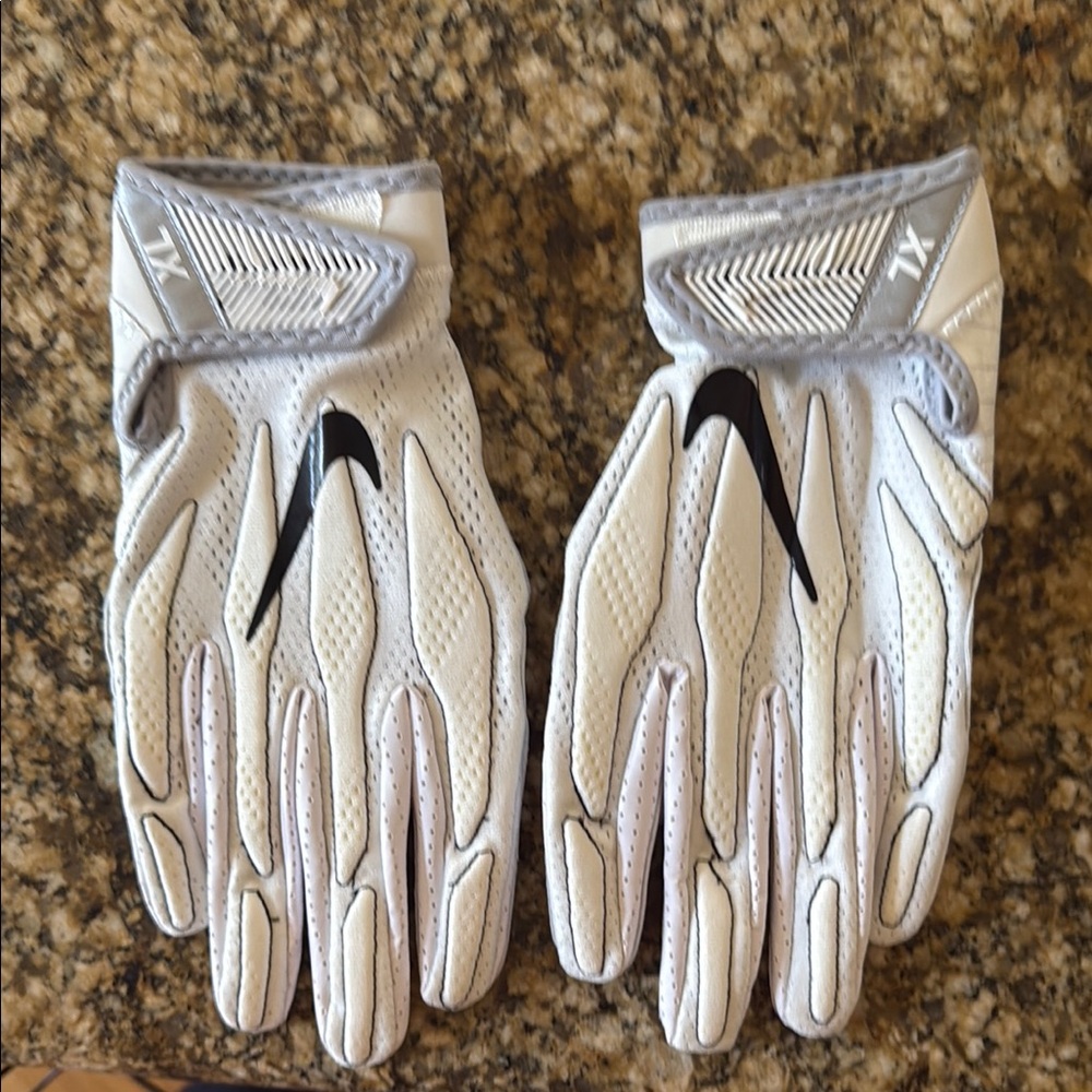 Nike XL White and Gray Athletic Gloves